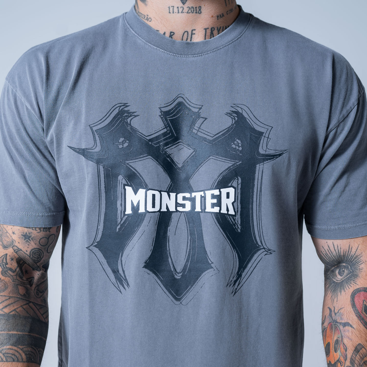 Camiseta Oversized Monster Estonado Logo Chumbo