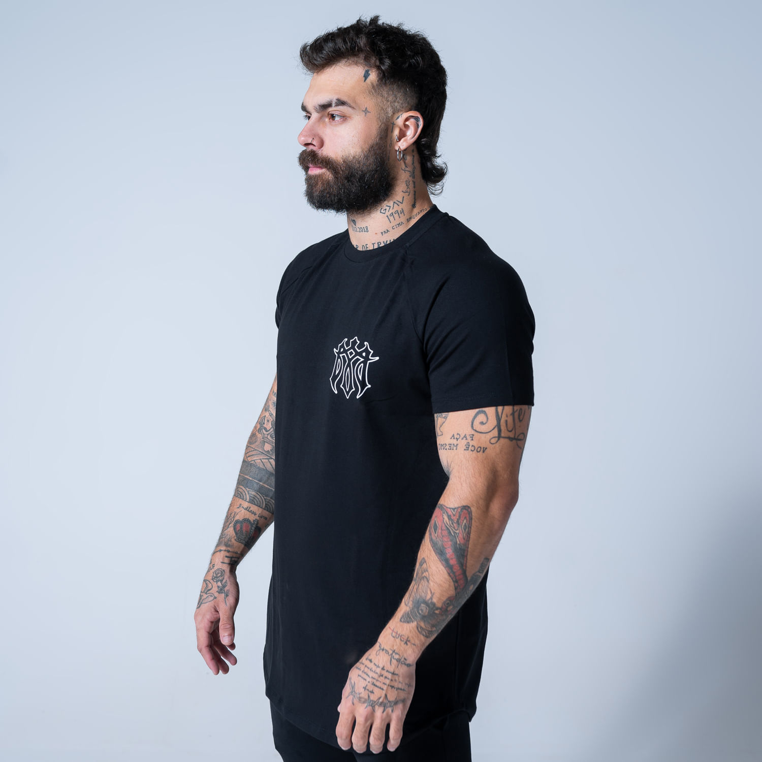 camiseta-raglan-long-monster-preto-masculino-m