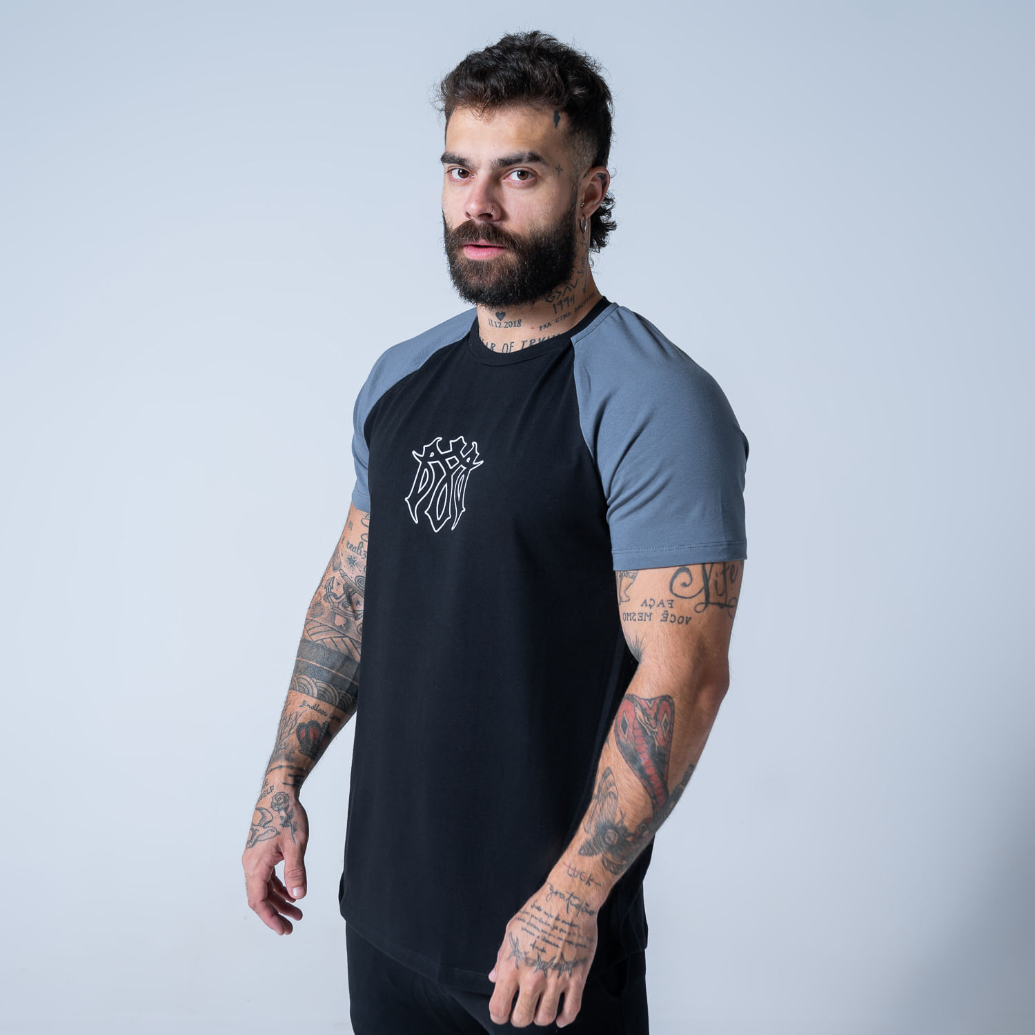 camiseta-raglan-contraste-monster-silhueta-preto-masculino-p