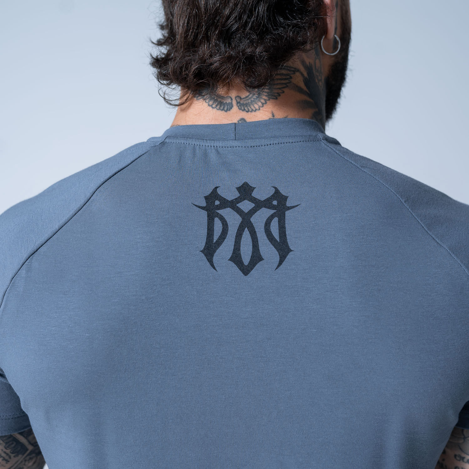 camiseta-raglan-monster-retangulo-chumbo-masculino-p