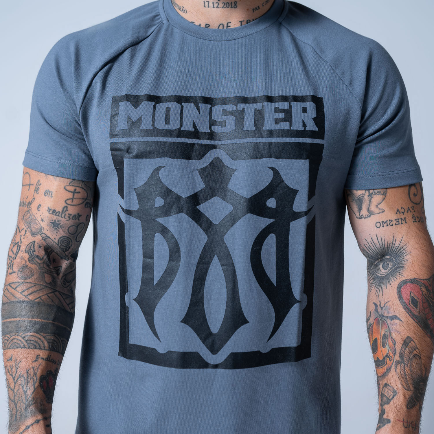 camiseta-raglan-monster-retangulo-chumbo-masculino-p