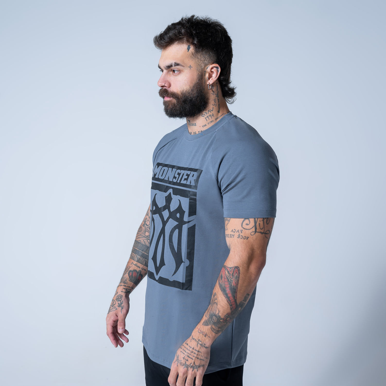 camiseta-raglan-monster-retangulo-chumbo-masculino-p