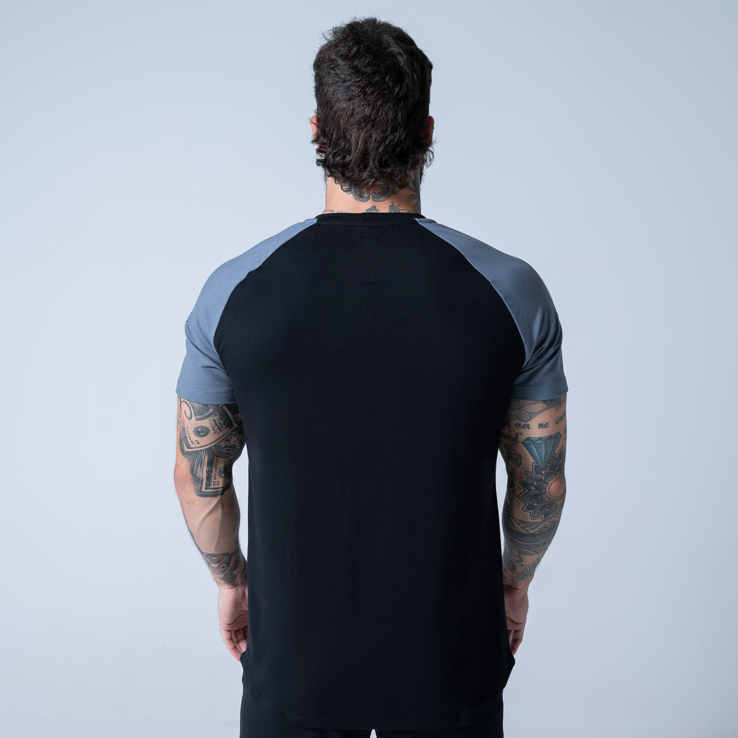 camiseta-raglan-contraste-monster-preto-masculino-p
