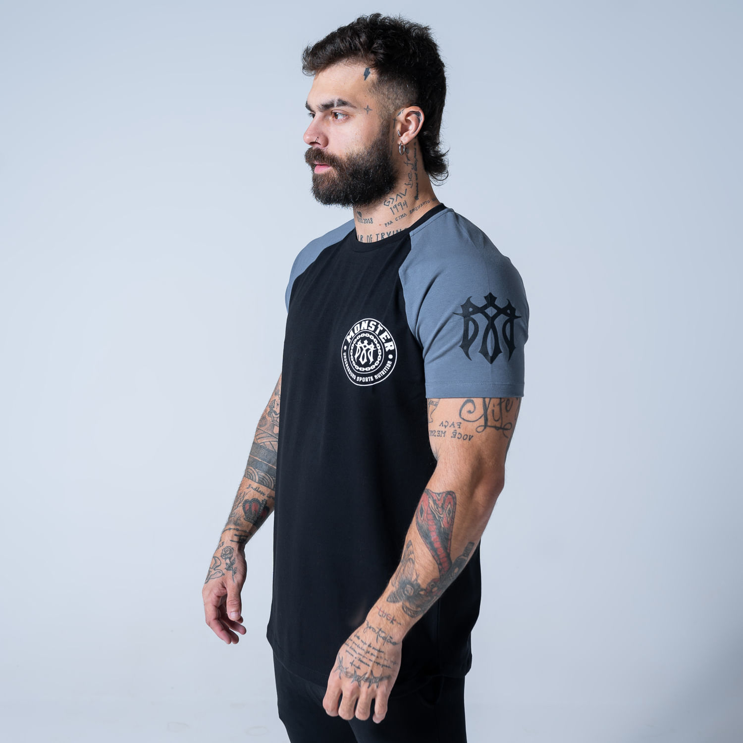 camiseta-raglan-contraste-monster-preto-masculino-p